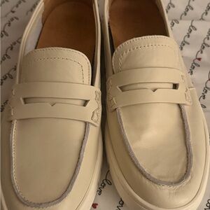 Vionic Women’s Tan/cream Loafers
